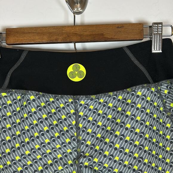 Luna Jai Geometric Leggings Size XS Womens
Cropped Gray Neon Yellow Activewear - Picture 5 of 6
